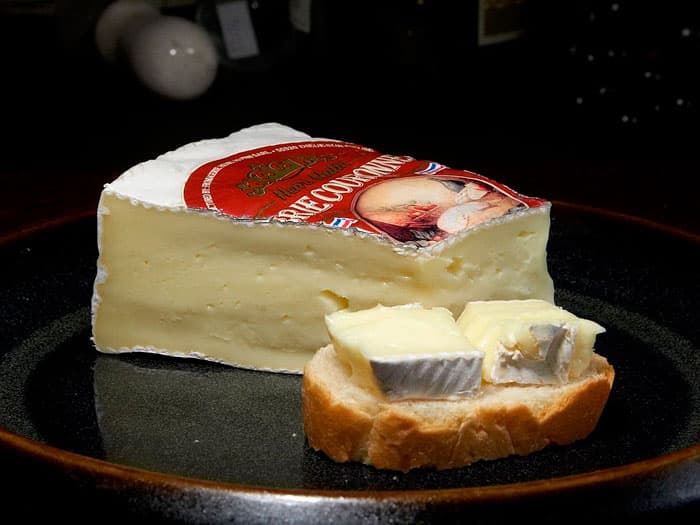 Pastelitos-de-hojaldre-con-queso-Brie-y-cerezas